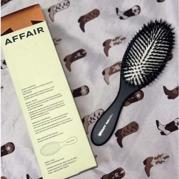 Crown Affair Boar Bristle Hair Brush- 001- *BNIB*